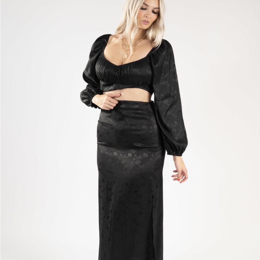 Maribella satin floral pattern black crop top with a tie in the back 🖤